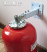 Крепление для расширительного бака KH 3/4" (кронштейн) | Мой-Дом27 | Предназначен для настенного крепления расширительного бака. Представляет собой пластину крепящуюся к стене, к пластине присоединена телескопическая трубка позволяющая регулировать расстояние от стены до расширительного бака. На конце трубки находится муфта (3/4") в которую вкручивается расширительный бак и трубопровод.