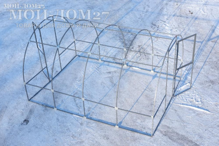 Теплица Мария Делюкс 6 метров с поликарбонатом | Мой-Дом27 | Каркас изготовлен из окрашенной замкнутой трубы 20*20 мм.<br>
 Ширина - 3 метра. Высота - 2,1 метра. Длина 6 метров.<br>
 Выдерживаемая снеговая нагрузка - 40 кг/м2. Выдерживаемая ветровая нагрузка - до 22 м/с.<br>
 Расстояние между дугами 1 метр.&nbsp;<b>Толщина металла 1,2 мм</b>.<br>