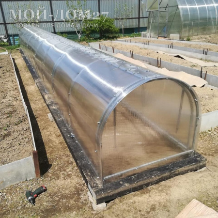 Парник Бабочка 12 метров | Мой-Дом27 | Подход предусмотрен с двух сторон, открыт доступ даже в дальний уголок с хорошим проветриванием.<br>
 Неожиданное закрытие предотвращается подпоркой входящей в комплект.<br>
 <b>Створки открываются с обеих сторон.<br>
 </b><b>Металл</b>&nbsp;- оцинкованная труба 20*20 мм.<br>
 <b>Ширина&nbsp;</b>- 1&nbsp;метр<br>
 <b>Высота&nbsp;</b>- 1&nbsp;метр
