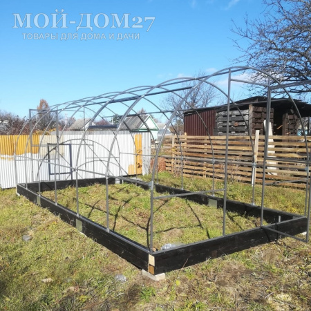 Теплица Сибирская Усиленная 10 метров с поликарбонатом | Мой-Дом27 | Каркас изготовлен из оцинкованной замкнутой трубы 20*20 мм.<br>
 Ширина - 3 метра. Высота - 2,1 метра. Длина 10 метров. <br>
 Выдерживаемая снеговая нагрузка - 100 кг/м2. Выдерживаемая ветровая нагрузка - до 15 м/с.<br>
 Расстояние между дугами 1 метр. <b>Толщина металла дуг 1,2 мм</b>. Ширина двери 0,96 метра.<br>