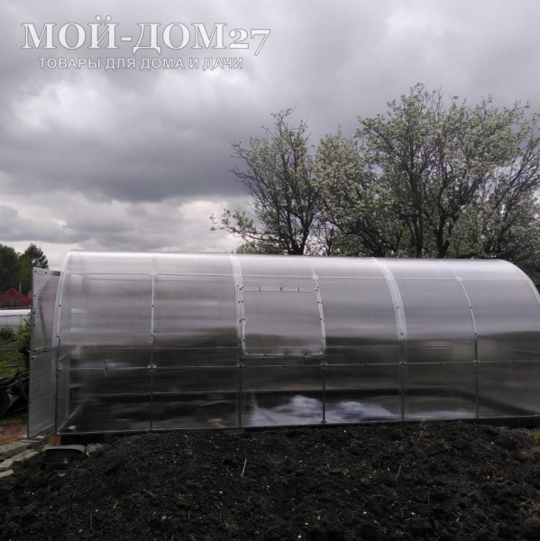 Теплица Трубная 2,5х12 метров с поликарбонатом | Мой-Дом27 | Каркас изготовлен из оцинкованной замкнутой трубы 20*20 мм.<br>
 <b>Ширина - 2,5 метра.</b>&nbsp;Высота - 2,15 метра. Длина - 12 метров.<br>
 Выдерживаемая снеговая нагрузка - 100 кг/м2. Выдерживаемая ветровая нагрузка - до 22 м/с.&nbsp;<br>
 Расстояние между дугами 1 метр.&nbsp;<b>Толщина металла дуг 1,2 мм.</b>&nbsp;Ширина двери 0,96 метра.<br>