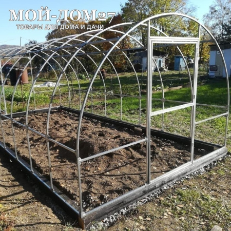 Теплица Восточная Усиленная 12 метров с поликарбонатом | Мой-Дом27 | Каркас изготовлен из оцинкованной замкнутой трубы 20*20 мм.<br>
 Ширина - 3 метра. Высота - 2,1 метра. Длина 12 метров. <br>
 Выдерживаемая снеговая нагрузка - 150 кг/м2. Выдерживаемая ветровая нагрузка - до 20 м/с.<br>
 Расстояние между дугами 0,65 метра. Толщина металла дуг 1,2 мм. Ширина двери 0,96 метра.<br>