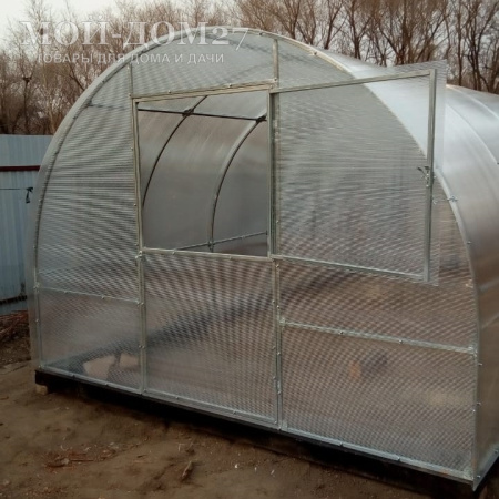 Теплица Сибирская Усиленная 10 метров с поликарбонатом | Мой-Дом27 | Каркас изготовлен из оцинкованной замкнутой трубы 20*20 мм.<br>
 Ширина - 3&nbsp;метра. Высота - 2,1 метра. Длина 10&nbsp;метров.&nbsp;<br>
 Выдерживаемая снеговая нагрузка - 100 кг/м2. Выдерживаемая ветровая нагрузка - до 15 м/с.<br>
 Расстояние между дугами 1 метр.&nbsp;<b>Толщина металла дуг 1,2 мм</b>.&nbsp;Ширина двери 0,96 метра.<br>