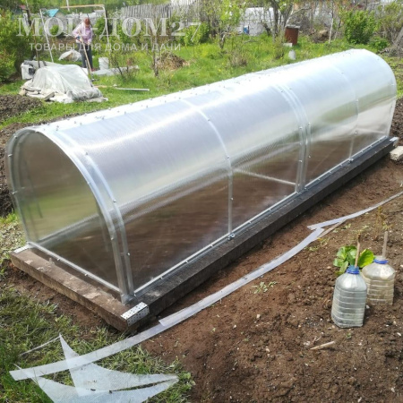 Парник Бабочка 4 метра | Мой-Дом27 | Подход предусмотрен с двух сторон, открыт доступ даже в дальний уголок с хорошим проветриванием.<br>
 Неожиданное закрытие предотвращается подпоркой входящей в комплект.<br>
 <b>Створки открываются с обеих сторон.<br>
 </b><b>Металл</b>&nbsp;- оцинкованная труба 20*20 мм.<br>
 <b>Ширина&nbsp;</b>- 1&nbsp;метр<br>
 <b>Высота&nbsp;</b>- 1&nbsp;метр