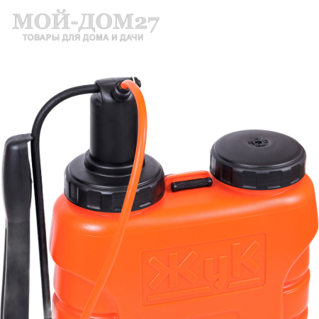 Опрыскиватель ранцевый 12 л. ЖУК классик (ОГ-112) | Мой-Дом27 | Бак, объемом 12 л, позволяет обрабатывать большие по площади участки, а универсальная конструкция предусматривает возможность переоборудования опрыскивателя для работы как правой, так и левой рукой.<br>
 Удобные плечевые ремни снимают напряжение в спине во время работы.<br>
 Расход рабочей жидкости 0,6-0,8 л/мин<br>
Регулировка распыла: от струи до тумана