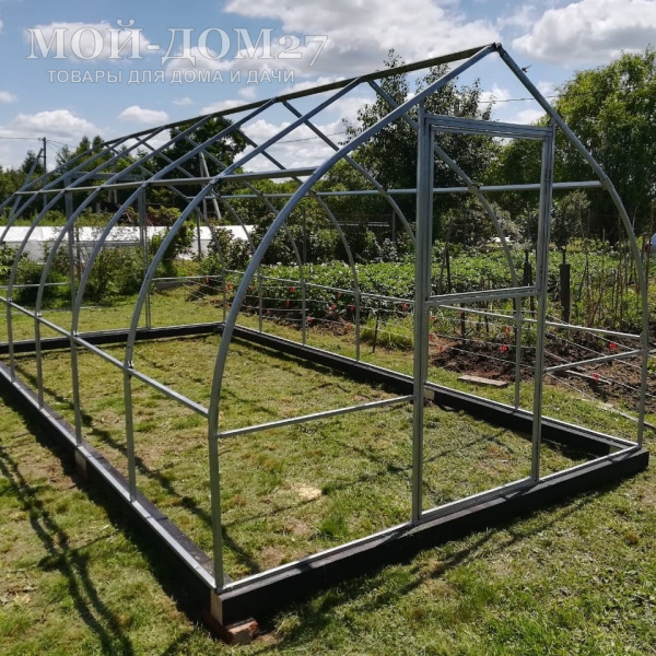 Теплица Дачница Остроконечная 12 метров с поликарбонатом | Мой-Дом27 | Каркас изготовлен из оцинкованной замкнутой трубы 30*20 мм.<br>
 Ширина - 3 метра. Высота - 2,2 метра. Длина 12 метров.&nbsp;<br>
 Выдерживаемая снеговая нагрузка - 80 кг/м2. Выдерживаемая ветровая нагрузка - до 15 м/с.&nbsp;<br>
 Расстояние между дугами 1 метр. Толщина металла 1&nbsp;мм.&nbsp;<b>Форма - капелька</b><br>