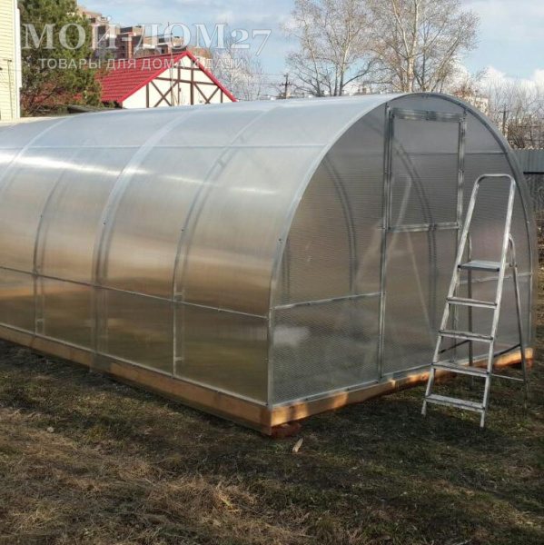 Теплица Дачница ЛЮКС 6 метров с поликарбонатом | Мой-Дом27 Теплица Дачница ЛЮКС 6 метров с поликарбонатом | Мой-Дом27 | Каркас изготовлен из оцинкованной замкнутой трубы 20*20 мм.<br>
 Ширина - 3 метра. Высота - 2,1 метра. Длина 6 метров.<br>
 Выдерживаемая снеговая нагрузка - 80 кг/м2. Выдерживаемая ветровая нагрузка - до 15 м/с.<br>
 Расстояние между дугами 1 метр. Толщина металла 1 мм. <b>ДВОЙНАЯ ДУГА</b><br>