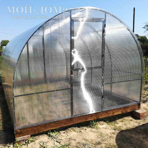 Теплица Мария Делюкс 12 метров с поликарбонатом | Мой-Дом27 | Каркас изготовлен из окрашенной замкнутой трубы 20*20 мм.<br>
 Ширина - 3 метра. Высота - 2,1 метра. Длина 12 метров.<br>
 Выдерживаемая снеговая нагрузка - 40 кг/м2. Выдерживаемая ветровая нагрузка - до 22 м/с.<br>
 Расстояние между дугами 1 метр. <b>Толщина металла 1,2 мм</b>.<br>