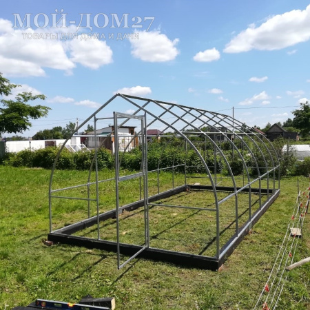 Теплица Дачница Остроконечная 12 метров с поликарбонатом | Мой-Дом27 | Каркас изготовлен из оцинкованной замкнутой трубы 30*20 мм.<br>
 Ширина - 3 метра. Высота - 2,2 метра. Длина 12 метров.&nbsp;<br>
 Выдерживаемая снеговая нагрузка - 80 кг/м2. Выдерживаемая ветровая нагрузка - до 15 м/с.&nbsp;<br>
 Расстояние между дугами 1 метр. Толщина металла 1&nbsp;мм.&nbsp;<b>Форма - капелька</b><br>