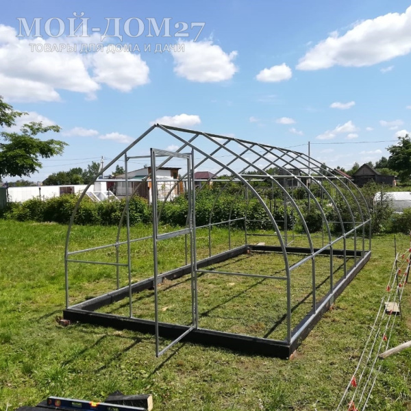 Теплица Дачница Остроконечная 12 метров с поликарбонатом | Мой-Дом27 | Каркас изготовлен из оцинкованной замкнутой трубы 30*20 мм.<br>
 Ширина - 3 метра. Высота - 2,2 метра. Длина 12 метров.&nbsp;<br>
 Выдерживаемая снеговая нагрузка - 80 кг/м2. Выдерживаемая ветровая нагрузка - до 15 м/с.&nbsp;<br>
 Расстояние между дугами 1 метр. Толщина металла 1&nbsp;мм.&nbsp;<b>Форма - капелька</b><br>