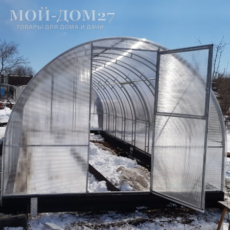 Теплица СверхПрочная 12 метров с поликарбонатом | Мой-Дом27 | Каркас изготовлен из оцинкованной замкнутой трубы 20*20 мм.<br>
 Ширина - 3 метра. Высота - 2,1 метра. Длина 12 метров.<br>
 Выдерживаемая снеговая нагрузка - 220 кг/м2. Выдерживаемая ветровая нагрузка - до 27 м/с.<br>
 Расстояние между дугами 1 метр. Толщина металла 1&nbsp;мм.&nbsp;<b>ДВОЙНАЯ ДУГА</b><br>