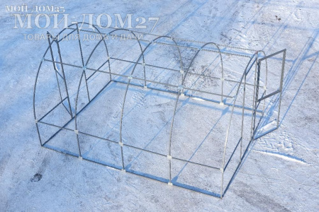 Теплица Мария Делюкс 8 метров с поликарбонатом | Мой-Дом27 | Каркас изготовлен из окрашенной замкнутой трубы 20*20 мм.<br>
 Ширина - 3 метра. Высота - 2,1 метра. Длина 8 метров.<br>
 Выдерживаемая снеговая нагрузка - 40 кг/м2. Выдерживаемая ветровая нагрузка - до 22 м/с.<br>
 Расстояние между дугами 1 метр.&nbsp;<b>Толщина металла 1,2 мм</b>.<br>