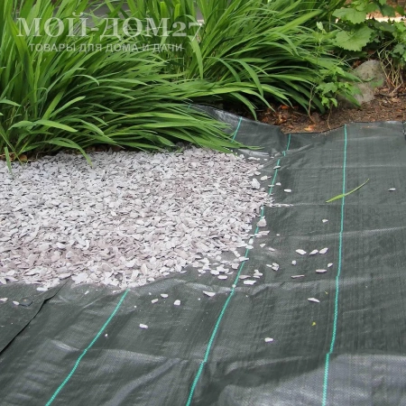 АгроТкань с колышками 1,05х5 метров | Мой-Дом27 | Используется для мульчирования грядок размером 1,05х5 метров и защиты почвы от пересыхания