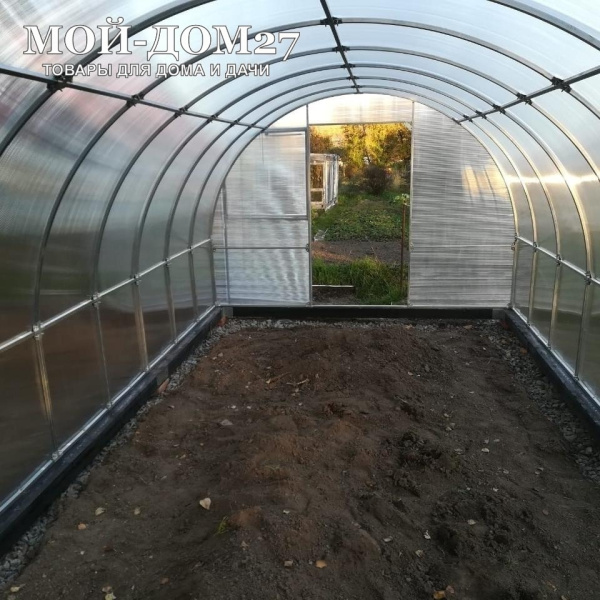 Теплица Восточная Усиленная 12 метров с поликарбонатом | Мой-Дом27 | Каркас изготовлен из оцинкованной замкнутой трубы 20*20 мм.<br>
 Ширина - 3&nbsp;метра. Высота - 2,1 метра. Длина 12 метров.&nbsp;<br>
 Выдерживаемая снеговая нагрузка - 150 кг/м2. Выдерживаемая ветровая нагрузка - до 20 м/с.<br>
 Расстояние между дугами 0,65&nbsp;метра.&nbsp;Толщина металла дуг 1,2 мм.&nbsp;Ширина двери 0,96 метра.<br>