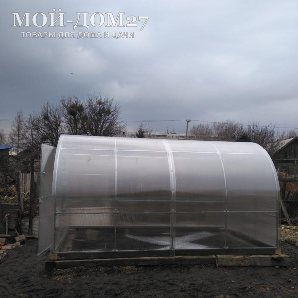 Теплица Трубная 2,5х12 метров с поликарбонатом | Мой-Дом27 | Каркас изготовлен из оцинкованной замкнутой трубы 20*20 мм.<br>
 <b>Ширина - 2,5 метра.</b>&nbsp;Высота - 2,15 метра. Длина - 12 метров.<br>
 Выдерживаемая снеговая нагрузка - 100 кг/м2. Выдерживаемая ветровая нагрузка - до 22 м/с.&nbsp;<br>
 Расстояние между дугами 1 метр.&nbsp;<b>Толщина металла дуг 1,2 мм.</b>&nbsp;Ширина двери 0,96 метра.<br>