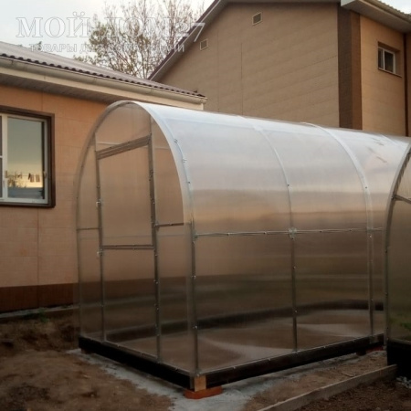 Теплица Трубная Двушка 2х10 метров с поликарбонатом | Мой-Дом27 | Каркас изготовлен из оцинкованной замкнутой трубы 20*20 мм.<br>
 <b>Ширина - 2&nbsp;метра</b>.&nbsp;Высота - 2,15 метра. Длина 10 метров.<br>
 Выдерживаемая снеговая нагрузка - 100 кг/м2. Выдерживаемая ветровая нагрузка - до 22 м/с.<br>
 Расстояние между дугами 1 метр.&nbsp;<b>Толщина металла дуг 1,2 мм</b>.&nbsp;Ширина двери 0,96 метра.<br>