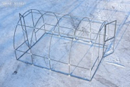 Теплица Мария Делюкс 4 метра с поликарбонатом | Мой-Дом27 | Каркас изготовлен из окрашенной замкнутой трубы 20*20 мм.<br>
 Ширина - 3 метра. Высота - 2,1 метра. Длина 4 метра.<br>
 Выдерживаемая снеговая нагрузка - 40 кг/м2. Выдерживаемая ветровая нагрузка - до 22 м/с.<br>
 Расстояние между дугами 1 метр. <b>Толщина металла 1,2 мм</b>.<br>