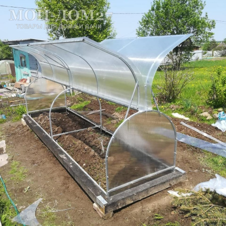 Парник Бабочка 4 метра | Мой-Дом27 | Подход предусмотрен с двух сторон, открыт доступ даже в дальний уголок с хорошим проветриванием.<br>
 Неожиданное закрытие предотвращается подпоркой входящей в комплект.<br>
 <b>Створки открываются с обеих сторон.<br>
 </b><b>Металл</b>&nbsp;- оцинкованная труба 20*20 мм.<br>
 <b>Ширина&nbsp;</b>- 1&nbsp;метр<br>
 <b>Высота&nbsp;</b>- 1&nbsp;метр