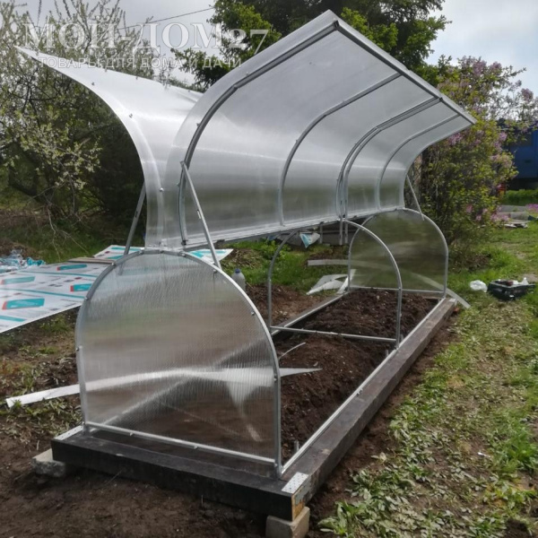 Парник Бабочка 4 метра | Мой-Дом27 | Подход предусмотрен с двух сторон, открыт доступ даже в дальний уголок с хорошим проветриванием.<br>
 Неожиданное закрытие предотвращается подпоркой входящей в комплект.<br>
 <b>Створки открываются с обеих сторон.<br>
 </b><b>Металл</b> - оцинкованная труба 20*20 мм.<br>
 <b>Ширина </b>- 1 метр<br>
 <b>Высота </b>- 1 метр
