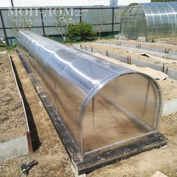 Парник Бабочка 10 метров | Мой-Дом27 | <b>Створки открываются с обеих сторон.<br>
 </b><b>Металл</b> - оцинкованная труба 20*20 мм.<br>
 <b>Ширина </b>- 1 метр<br>
 <b>Высота </b>- 1 метрПодход предусмотрен с двух сторон, открыт доступ даже в дальний уголок с хорошим проветриванием.<br>
 Неожиданное закрытие предотвращается подпоркой входящей в комплект.<br>