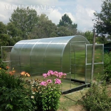 Теплица Трубная Двушка 2х10 метров с поликарбонатом | Мой-Дом27 | Каркас изготовлен из оцинкованной замкнутой трубы 20*20 мм.<br>
 <b>Ширина - 2&nbsp;метра</b>.&nbsp;Высота - 2,15 метра. Длина 10 метров.<br>
 Выдерживаемая снеговая нагрузка - 100 кг/м2. Выдерживаемая ветровая нагрузка - до 22 м/с.<br>
 Расстояние между дугами 1 метр.&nbsp;<b>Толщина металла дуг 1,2 мм</b>.&nbsp;Ширина двери 0,96 метра.<br>