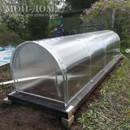 Парник Бабочка 4 метра | Мой-Дом27 | Подход предусмотрен с двух сторон, открыт доступ даже в дальний уголок с хорошим проветриванием.<br>
 Неожиданное закрытие предотвращается подпоркой входящей в комплект.<br>
 <b>Створки открываются с обеих сторон.<br>
 </b><b>Металл</b>&nbsp;- оцинкованная труба 20*20 мм.<br>
 <b>Ширина&nbsp;</b>- 1&nbsp;метр<br>
 <b>Высота&nbsp;</b>- 1&nbsp;метр