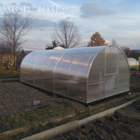 Теплица Сибирская Усиленная 10 метров с поликарбонатом | Мой-Дом27 | Каркас изготовлен из оцинкованной замкнутой трубы 20*20 мм.<br>
 Ширина - 3&nbsp;метра. Высота - 2,1 метра. Длина 10&nbsp;метров.&nbsp;<br>
 Выдерживаемая снеговая нагрузка - 100 кг/м2. Выдерживаемая ветровая нагрузка - до 15 м/с.<br>
 Расстояние между дугами 1 метр.&nbsp;<b>Толщина металла дуг 1,2 мм</b>.&nbsp;Ширина двери 0,96 метра.<br>