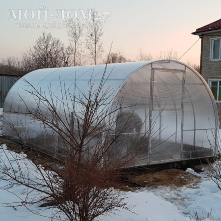 Теплица Дачница Усиленная 4 метра с поликарбонатом | Мой-Дом27 | Каркас изготовлен из оцинкованной замкнутой трубы 30*20 мм.<br>
 Ширина - 3 метра. Высота - 2,1 метра. Длина 4 метра.<br>
 Выдерживаемая снеговая нагрузка - 80 кг/м2. Выдерживаемая ветровая нагрузка - до 15 м/с.<br>
 <b>Расстояние между дугами 0,65 метра</b>.&nbsp;Толщина металла 1&nbsp;мм