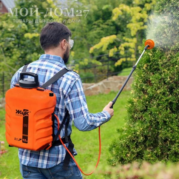 Аккумуляторный ранцевый опрыскиватель 12 л. ЖУК | Мой-Дом27 | Объем бака: 12 л.<br>
 Среднее время непрерывной работы: до 4 ч непрерывной работы<br>
 Удлиненный шланг брандспойта опрыскивателя - 1.5 метра<br>
 Дальность разбрызгивания: 0,5-2,5 м.<br>
Максимальное давление: 5,5 бар<br>
 Максимальный расход жидкости: 3,1 л/мин<br>
 Тип АКБ: кислотно-свинцовый<br>