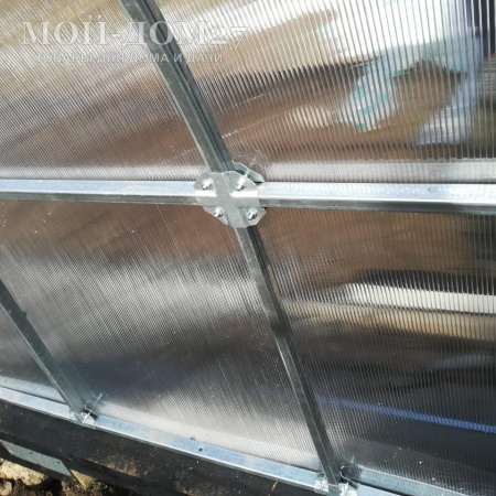 Теплица Крепче Усиленная 8 метров с поликарбонатом | Мой-Дом27 | Каркас изготовлен из оцинкованной замкнутой трубы 30*20 мм.<br>
 Ширина - 3 метра. Высота - 2,1 метра. Длина 8 метров. <br>
 Выдерживаемая снеговая нагрузка - 230 кг/м2. Выдерживаемая ветровая нагрузка - до 28 м/с.<br>
 <b>ЦЕЛЬНОСВАРНЫЕ ТОРЦЫ и ДУГИ. Расстояние между дугами 0,65 метра.</b><br>
 Толщина металла дуг 1 мм. Ширина двери 0,96 метра.<br>