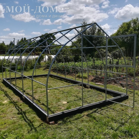Теплица Дачница Остроконечная 10 метров с поликарбонатом | Мой-Дом27 | Каркас изготовлен из оцинкованной замкнутой трубы 30*20 мм.<br>
 Ширина - 3 метра. Высота - 2,2 метра. Длина 10 метров. <br>
 Выдерживаемая снеговая нагрузка - 80 кг/м2. Выдерживаемая ветровая нагрузка - до 15 м/с. <br>
 Расстояние между дугами 1 метр. Толщина металла 1 мм. <b>Форма - капелька</b><br>