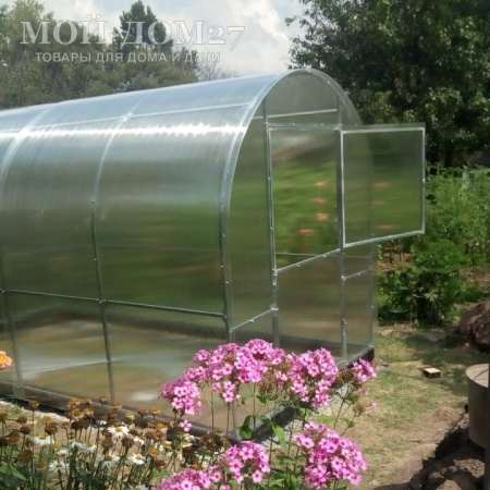 Теплица Трубная Двушка 2х12 метров с поликарбонатом | Мой-Дом27 | Каркас изготовлен из оцинкованной замкнутой трубы 20*20 мм.<br>
 <b>Ширина - 2 метра</b>. Высота - 2,15 метра. Длина 12 метров.<br>
 Выдерживаемая снеговая нагрузка - 100 кг/м2. Выдерживаемая ветровая нагрузка - до 22 м/с.<br>
 Расстояние между дугами 1 метр. <b>Толщина металла дуг 1,2 мм</b>. Ширина двери 0,96 метра.<br>