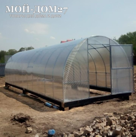 Теплица Восточная Усиленная 12 метров с поликарбонатом | Мой-Дом27 | Каркас изготовлен из оцинкованной замкнутой трубы 20*20 мм.<br>
 Ширина - 3&nbsp;метра. Высота - 2,1 метра. Длина 12 метров.&nbsp;<br>
 Выдерживаемая снеговая нагрузка - 150 кг/м2. Выдерживаемая ветровая нагрузка - до 20 м/с.<br>
 Расстояние между дугами 0,65&nbsp;метра.&nbsp;Толщина металла дуг 1,2 мм.&nbsp;Ширина двери 0,96 метра.<br>