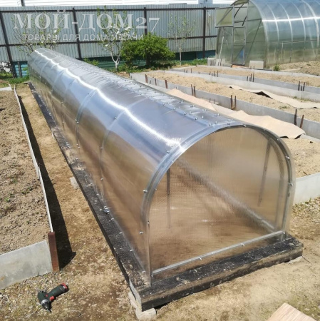Парник Бабочка 8 метров | Мой-Дом27 | Подход предусмотрен с двух сторон, открыт доступ даже в дальний уголок с хорошим проветриванием.<br>
 Неожиданное закрытие предотвращается подпоркой входящей в комплект.<br>
 <b>Створки открываются с обеих сторон.<br>
 </b><b>Металл</b> - оцинкованная труба 20*20 мм.<br>
 <b>Ширина </b>- 1 метр<br>
 <b>Высота </b>- 1 метр
