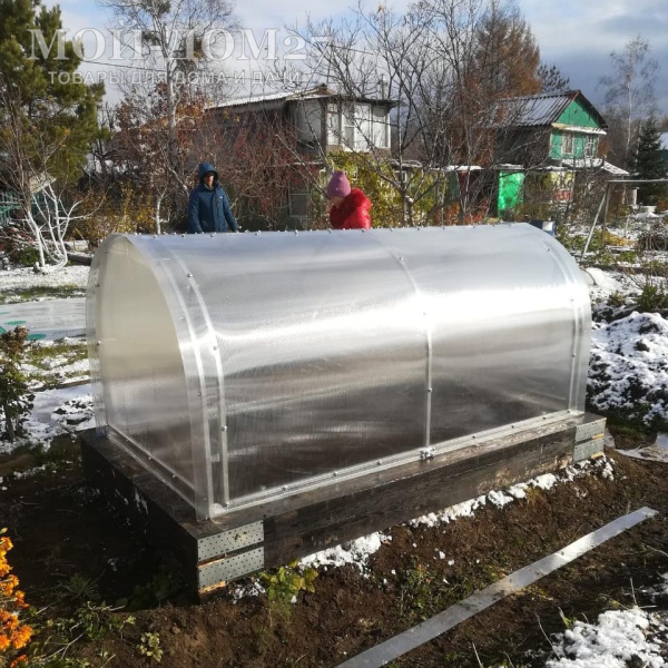 Парник Бабочка 2 метра | Мой-Дом27 | Подход предусмотрен с двух сторон, открыт доступ даже в дальний уголок с хорошим проветриванием.<br>
 Неожиданное закрытие предотвращается подпоркой входящей в комплект.<br>
 <b>Створки открываются с обеих сторон.<br>
 </b><b>Металл</b> - оцинкованная труба 20*20 мм.<br>
 <b>Ширина </b>- 1 метр<br>
 <b>Высота </b>- 1 метр