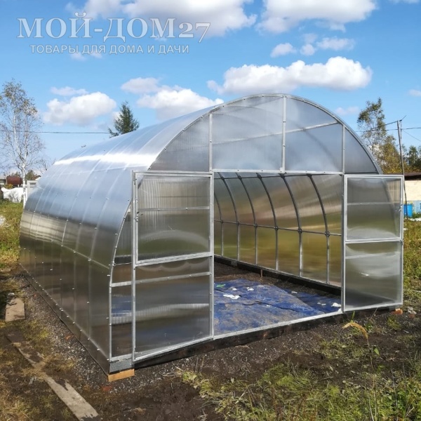 Теплица Фермерская 4,2х4 метра с поликарбонатом | Мой-Дом27 Теплица Фермерская 4,2х4 метра с поликарбонатом | Мой-Дом27 | Каркас изготовлен из оцинкованной замкнутой трубы 30*20 мм.<br>
 <b>Ширина - 4,2 метра</b>. Высота - 2,75 метра. Длина - 4 метра<br>
 Выдерживаемая снеговая нагрузка - 150 кг/м2. Выдерживаемая ветровая нагрузка - до 27 м/с.<br>
 <b>Расстояние между дугами 0,65 метра. Толщина металла дуги 1,2 мм. С каждого торца по две двери и форточки в дверях</b><br>
 <b>
Стрингеров (горизонтальных соединений дуг) – 9 шт. </b><br>