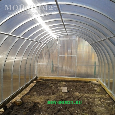 Теплица Дачница Усиленная 10 метров с поликарбонатом | Мой-Дом27 | Каркас изготовлен из оцинкованной замкнутой трубы 30*20 мм.<br>
 Ширина - 3 метра. Высота - 2,1 метра. Длина 10 метров.<br>
 Выдерживаемая снеговая нагрузка - 80 кг/м2. Выдерживаемая ветровая нагрузка - до 15 м/с.<br>
 <b>Расстояние между дугами 0,65 метра</b>.&nbsp;Толщина металла 1&nbsp;мм