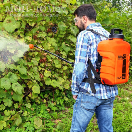 Аккумуляторный ранцевый опрыскиватель 12 л. ЖУК | Мой-Дом27 | Объем бака: 12 л.<br>
 Среднее время непрерывной работы: до 4 ч непрерывной работы<br>
 Удлиненный шланг брандспойта опрыскивателя - 1.5 метра<br>
 Дальность разбрызгивания: 0,5-2,5 м.<br>
Максимальное давление: 5,5 бар<br>
 Максимальный расход жидкости: 3,1 л/мин<br>
 Тип АКБ: кислотно-свинцовый<br>