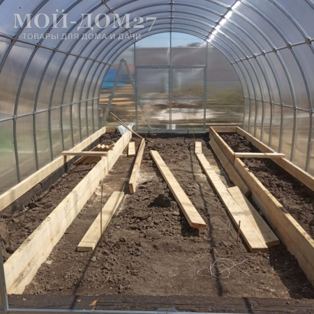 Теплица Фермерская 4,2х12 метров с поликарбонатом | Мой-Дом27 | Каркас изготовлен из оцинкованной замкнутой трубы 30*20 мм.<br>
 <b>Ширина - 4,2 метра.</b>&nbsp;Высота - 2,75&nbsp;метра. Длина - 12 метров<br>
 Выдерживаемая снеговая нагрузка - 150 кг/м2. Выдерживаемая ветровая нагрузка - до 27 м/с.<br>
 <b>Расстояние между дугами 0,65 метра. Толщина металла дуги 1,2 мм. С каждого торца по две двери и форточки в дверях</b><br>
 <b>
Стрингеров (горизонтальных соединений дуг)&nbsp;– 9 шт.&nbsp;</b>