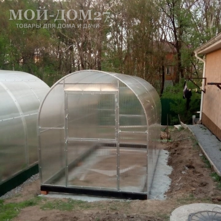 Теплица Трубная Двушка 2х10 метров с поликарбонатом | Мой-Дом27 | Каркас изготовлен из оцинкованной замкнутой трубы 20*20 мм.<br>
 <b>Ширина - 2&nbsp;метра</b>.&nbsp;Высота - 2,15 метра. Длина 10 метров.<br>
 Выдерживаемая снеговая нагрузка - 100 кг/м2. Выдерживаемая ветровая нагрузка - до 22 м/с.<br>
 Расстояние между дугами 1 метр.&nbsp;<b>Толщина металла дуг 1,2 мм</b>.&nbsp;Ширина двери 0,96 метра.<br>