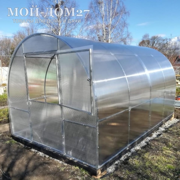 Теплица Трубная 2,5х10 метров с поликарбонатом | Мой-Дом27 | Каркас изготовлен из оцинкованной замкнутой трубы 20*20 мм.<br>
 <b>Ширина - 2,5 метра.</b> Высота - 2,15 метра. Длина - 10 метров.<br>
 Выдерживаемая снеговая нагрузка - 100 кг/м2. Выдерживаемая ветровая нагрузка - до 22 м/с. <br>
 Расстояние между дугами 1 метр. <b>Толщина металла дуг 1,2 мм.</b> Ширина двери 0,96 метра.<br>