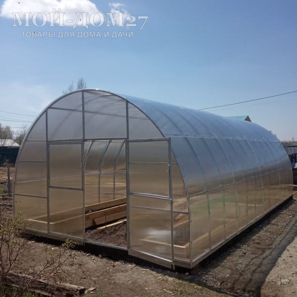 Теплица Фермерская 4,2х8 метров с поликарбонатом | Мой-Дом27 | Каркас изготовлен из оцинкованной замкнутой трубы 30*20 мм.<br>
 <b>Ширина - 4,2 метра</b>.&nbsp;Высота - 2,75&nbsp;метра. Длина - 8 метров<br>
 Выдерживаемая снеговая нагрузка - 150 кг/м2. Выдерживаемая ветровая нагрузка - до 27 м/с.<br>
 <b>Расстояние между дугами 0,65 метра. Толщина металла дуги 1,2 мм. С каждого торца по две двери и форточки в дверях</b><br>
 <b>
Стрингеров (горизонтальных соединений дуг)&nbsp;– 9 шт.&nbsp;</b>