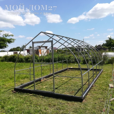 Теплица Дачница Остроконечная 12 метров с поликарбонатом | Мой-Дом27 | Каркас изготовлен из оцинкованной замкнутой трубы 30*20 мм.<br>
 Ширина - 3 метра. Высота - 2,2 метра. Длина 12 метров.&nbsp;<br>
 Выдерживаемая снеговая нагрузка - 80 кг/м2. Выдерживаемая ветровая нагрузка - до 15 м/с.&nbsp;<br>
 Расстояние между дугами 1 метр. Толщина металла 1&nbsp;мм.&nbsp;<b>Форма - капелька</b><br>