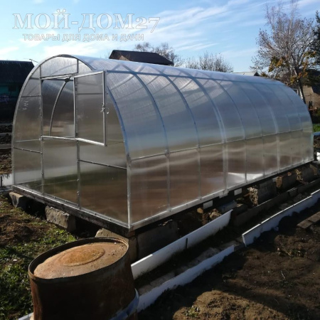 Теплица Крепче Усиленная 6 метров с поликарбонатом | Мой-Дом27 | Каркас изготовлен из оцинкованной замкнутой трубы 30*20 мм.<br>
 Ширина - 3 метра. Высота - 2,1 метра. Длина 6 метров. <br>
 Выдерживаемая снеговая нагрузка - 230 кг/м2. Выдерживаемая ветровая нагрузка - до 28 м/с.<br>
 <b>ЦЕЛЬНОСВАРНЫЕ ТОРЦЫ и ДУГИ. Расстояние между дугами 0,65 метра.</b><br>
 Толщина металла дуг 1 мм. Ширина двери 0,96 метра.<br>