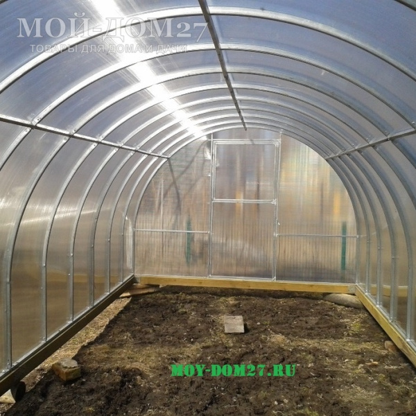 Теплица Дачница Усиленная 12 метров с поликарбонатом | Мой-Дом27 | Каркас изготовлен из оцинкованной замкнутой трубы 30*20 мм.<br>
 Ширина - 3 метра. Высота - 2,1 метра. Длина 12 метров.<br>
 Выдерживаемая снеговая нагрузка - 80 кг/м2. Выдерживаемая ветровая нагрузка - до 15 м/с.<br>
 <b>Расстояние между дугами 0,65 метра</b>.&nbsp;Толщина металла 1&nbsp;мм