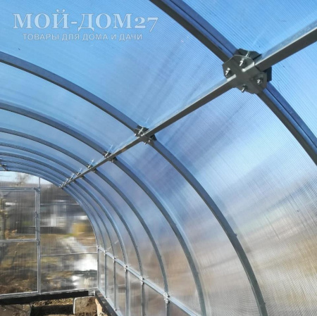 Теплица Крепче Усиленная 10 метров с поликарбонатом | Мой-Дом27 | Каркас изготовлен из оцинкованной замкнутой трубы 30*20 мм.<br>
 Ширина - 3&nbsp;метра. Высота - 2,1 метра. Длина 10 метров.&nbsp;<br>
 Выдерживаемая снеговая нагрузка - 230 кг/м2. Выдерживаемая ветровая нагрузка - до 28 м/с.<br>
 <b>ЦЕЛЬНОСВАРНЫЕ ТОРЦЫ и ДУГИ. Расстояние между дугами 0,65&nbsp;метра.</b><br>
 Толщина металла дуг 1&nbsp;мм. Ширина двери 0,96 метра.<br>