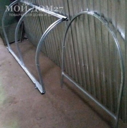 Каркас парника Бабочка 2 метра | Мой-Дом27 | Подход предусмотрен с двух сторон, открыт доступ даже в дальний уголок с хорошим проветриванием.&nbsp;<br>
 Неожиданное закрытие предотвращается подпоркой входящей в комплект.<br>
 <b>Створки открываются с обеих сторон.<br>
 </b><b>Металл</b>&nbsp;- оцинкованная труба 20*20 мм.&nbsp;<br>
 <b>Ширина&nbsp;</b>- 1&nbsp;метр<br>
 <b>Высота&nbsp;</b>- 1&nbsp;метр