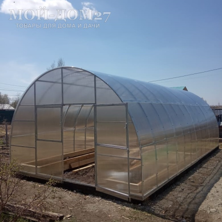 Теплица Фермерская 4,2х4 метра с поликарбонатом | Мой-Дом27 | Каркас изготовлен из оцинкованной замкнутой трубы 30*20 мм.<br>
 <b>Ширина - 4,2 метра</b>. Высота - 2,75 метра. Длина - 4 метра<br>
 Выдерживаемая снеговая нагрузка - 150 кг/м2. Выдерживаемая ветровая нагрузка - до 27 м/с.<br>
 <b>Расстояние между дугами 0,65 метра. Толщина металла дуги 1,2 мм. С каждого торца по две двери и форточки в дверях</b><br>
 <b>
Стрингеров (горизонтальных соединений дуг) – 9 шт. </b><br>