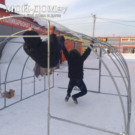 Теплица Восточная Усиленная 12 метров с поликарбонатом | Мой-Дом27 | Каркас изготовлен из оцинкованной замкнутой трубы 20*20 мм.<br>
 Ширина - 3 метра. Высота - 2,1 метра. Длина 12 метров. <br>
 Выдерживаемая снеговая нагрузка - 150 кг/м2. Выдерживаемая ветровая нагрузка - до 20 м/с.<br>
 Расстояние между дугами 0,65 метра. Толщина металла дуг 1,2 мм. Ширина двери 0,96 метра.<br>