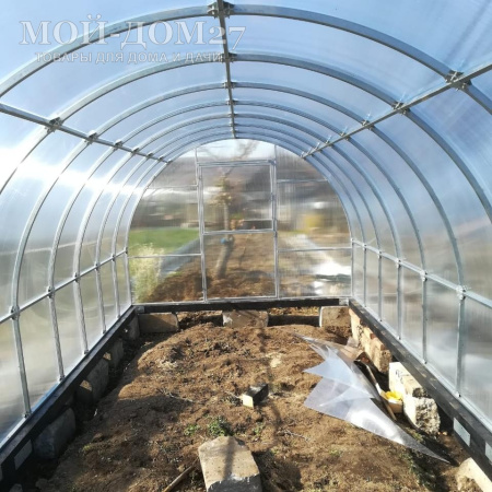 Теплица Крепче Усиленная 12 метров с поликарбонатом | Мой-Дом27 | Каркас изготовлен из оцинкованной замкнутой трубы 30*20 мм.<br>
 Ширина - 3&nbsp;метра. Высота - 2,1 метра. Длина 12 метров.&nbsp;<br>
 Выдерживаемая снеговая нагрузка - 230 кг/м2. Выдерживаемая ветровая нагрузка - до 28 м/с.<br>
 <b>ЦЕЛЬНОСВАРНЫЕ ТОРЦЫ и ДУГИ. Расстояние между дугами 0,65&nbsp;метра.</b><br>
 Толщина металла дуг 1&nbsp;мм. Ширина двери 0,96 метра.<br>